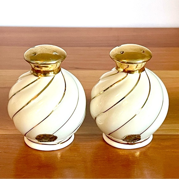White & Gold Swirl Porcelain Salt & Pepper Shaker Set PAC Japan Mid-Century MCM - Picture 2 of 9